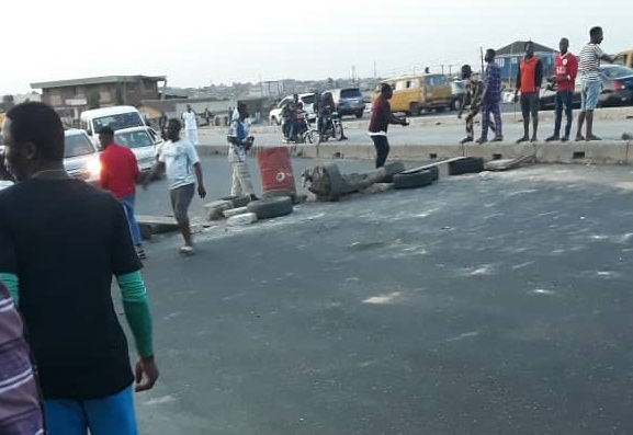 Mangoro residents on rampage as police shot dead another youth in Lagos